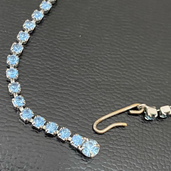 Vintage Unsigned Juliana? Blue Teardrop Pendant Rhinestone Silver Tone Necklace - Picture 13 of 13